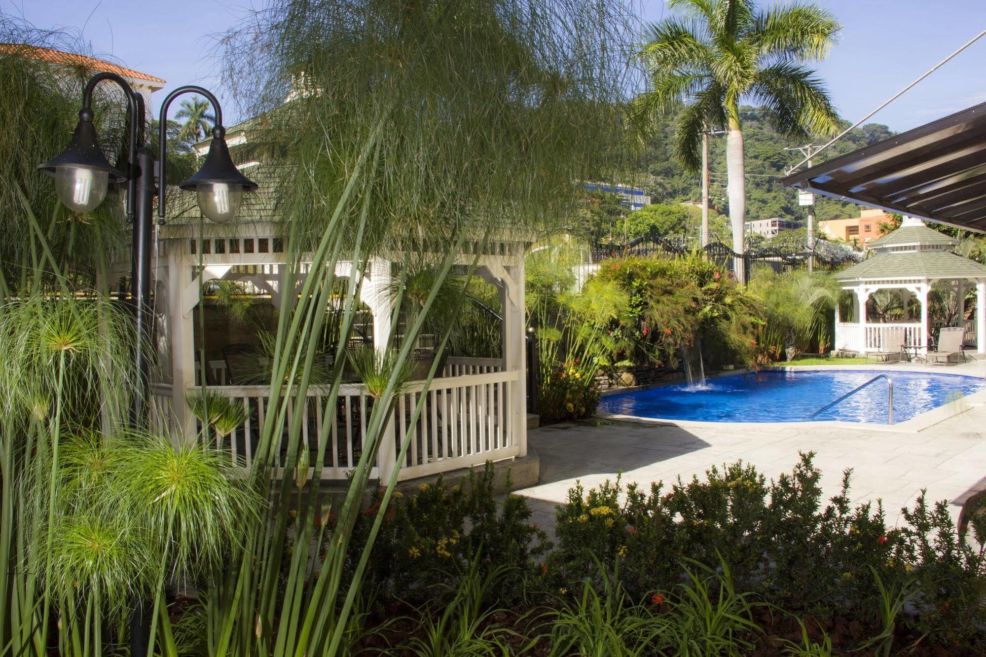 Beverly Hills: Hotel And Business Nuevo Cuscatlan Exterior foto